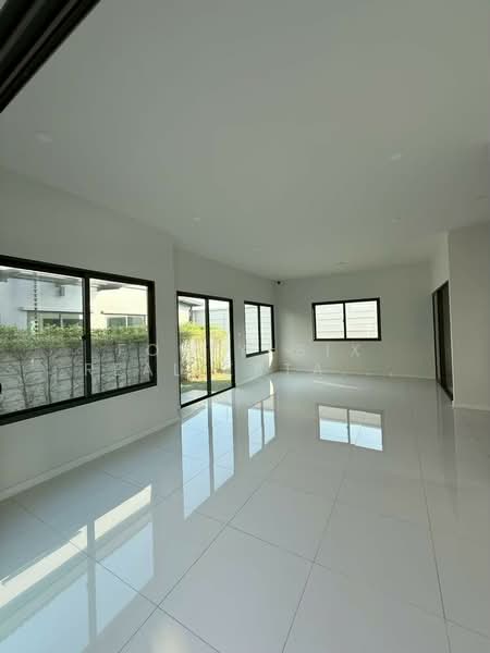 Grand Britania Rama 9-Krungthep Kreetha : แกรนด์ บริทาเนีย พระราม 9-กรุงเทพกรีฑา, Bangkok, ถนนพัฒนาชนบท 3, Khlong Song Ton Nun, Lat Krabang, Bangkok, 4 Bedrooms, 185 sqm, Single Detached House For Sale, by Forty-Six Real Estate Group, 500241716 - DDproperty.com