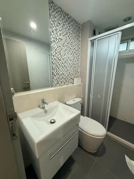 Life Ratchadapisek, Bangkok, 279 Ratchadapisaek Road, Huai Khwang, Huai Khwang, Bangkok, 2 Bedrooms, 56 sqm, Condo For Rent, by Boonraksa Sopak, 500242138 - DDproperty.com