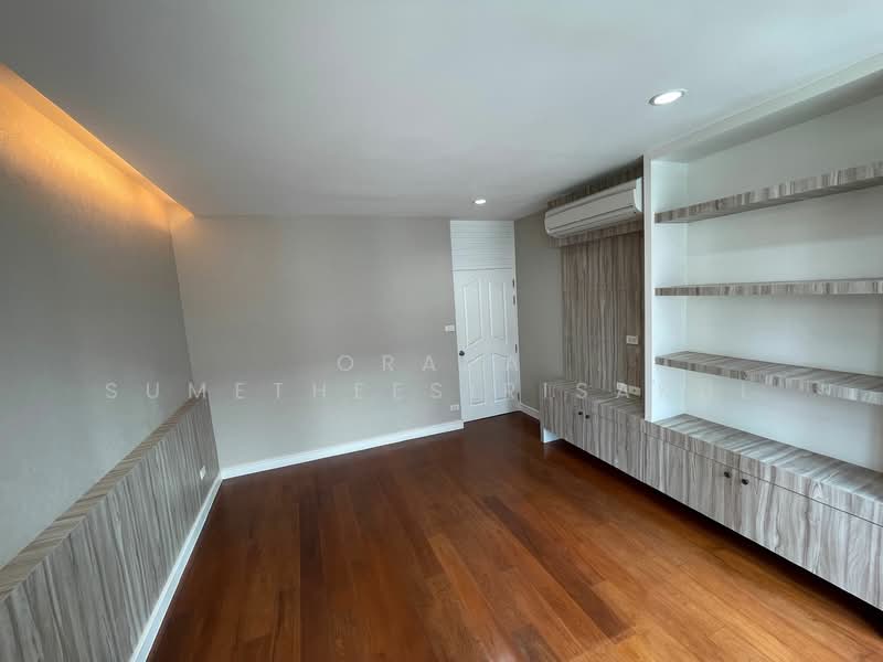 Baan Klang Krung Thonglor, Bangkok, 55 Soi Sukhumvit 55, Khlong Tan Nua, Watthana, Bangkok, 3 Bedrooms, 350 sqm, Townhouse For Sale, by Orapa Sumetheesirisakul, 500243202 - DDproperty.com