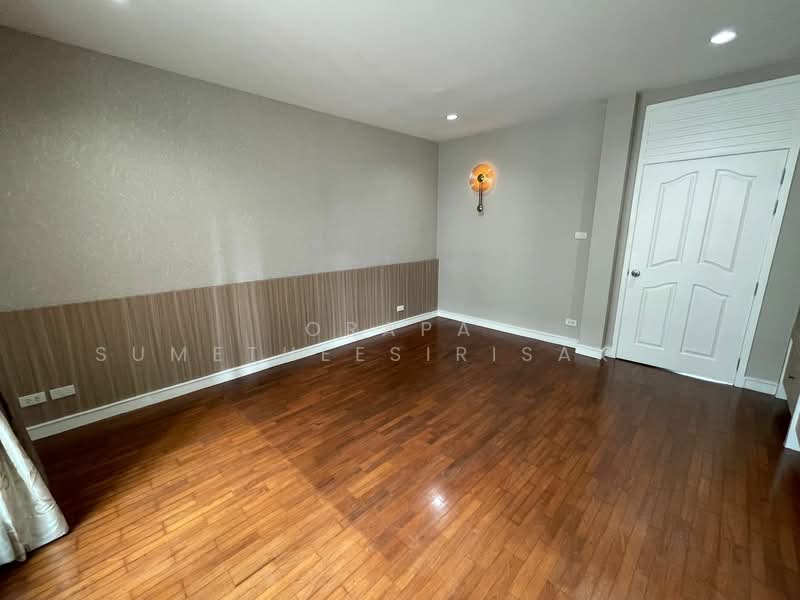 Baan Klang Krung Thonglor, Bangkok, 55 Soi Sukhumvit 55, Khlong Tan Nua, Watthana, Bangkok, 3 Bedrooms, 350 sqm, Townhouse For Sale, by Orapa Sumetheesirisakul, 500243202 - DDproperty.com