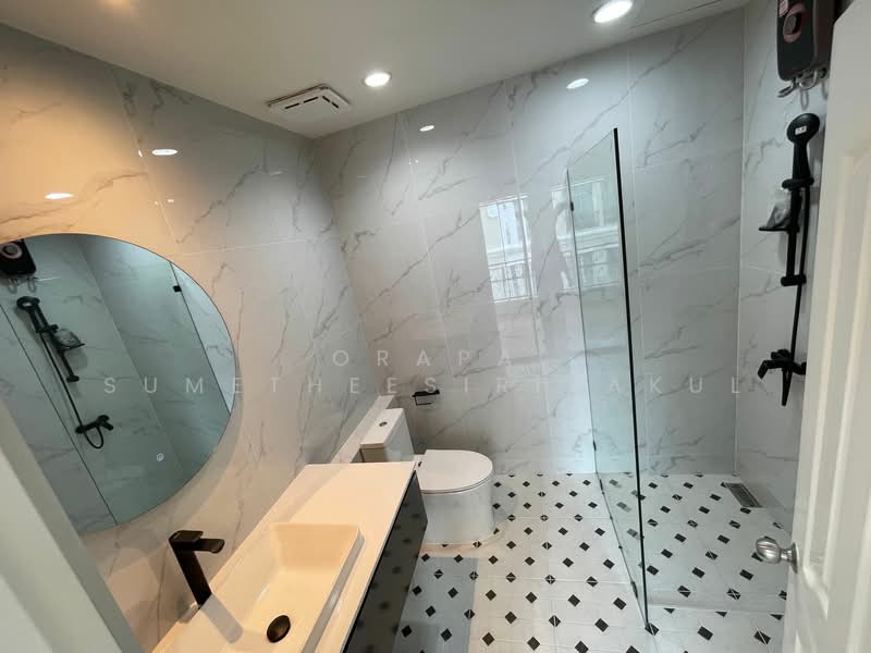 Baan Klang Krung Thonglor, Bangkok, 55 Soi Sukhumvit 55, Khlong Tan Nua, Watthana, Bangkok, 3 Bedrooms, 350 sqm, Townhouse For Sale, by Orapa Sumetheesirisakul, 500243202 - DDproperty.com