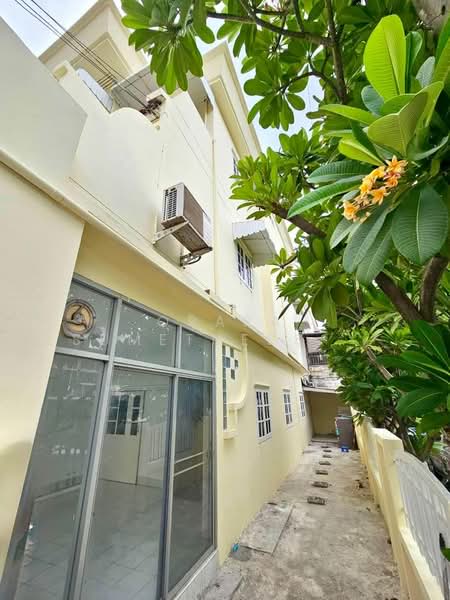 4-BR Townhouse, Bangkok, Lat Phrao, Lat Phrao, Bangkok, 4 Bedrooms, 325 sqm, Townhouse For Sale, by Orapa Sumetheesirisakul, 500243687 - DDproperty.com