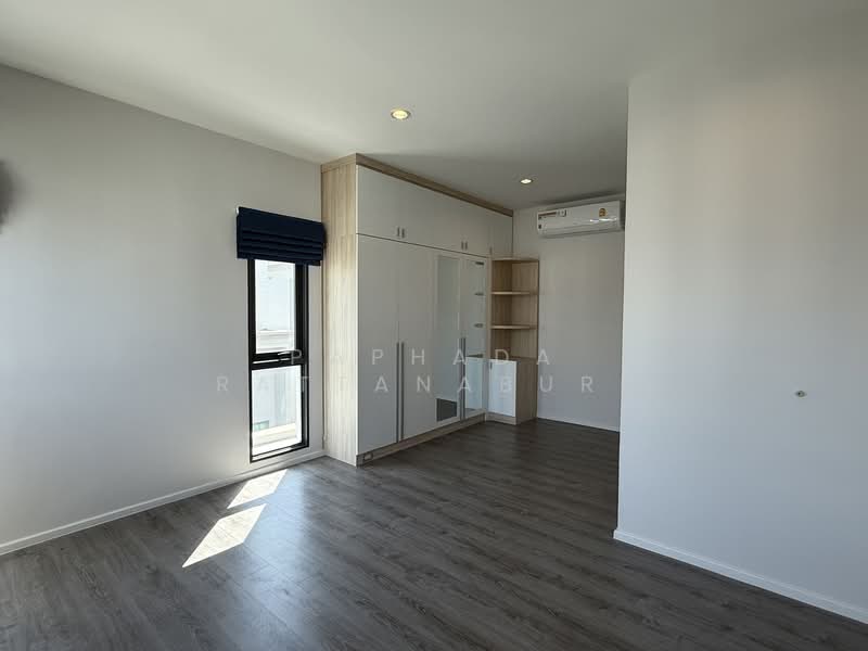 The Sonne Srinakarin-Bangna, Bangkok, Soi Chumchon Mahat Thai 3, Bangna-Trad Road, Dok Mai, Prawet, Bangkok, 4 Bedrooms, 250 sqm, Single Detached House For Sale, by Paphada Rattanaburi, 500243836 - DDproperty.com