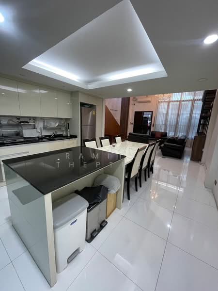 3-BR Townhouse, Bangkok, Silom, Bang Rak, Bangkok, 3 Bedrooms, 200 sqm, Townhouse For Rent, by Ramita  Theptham, 500244808 - DDproperty.com