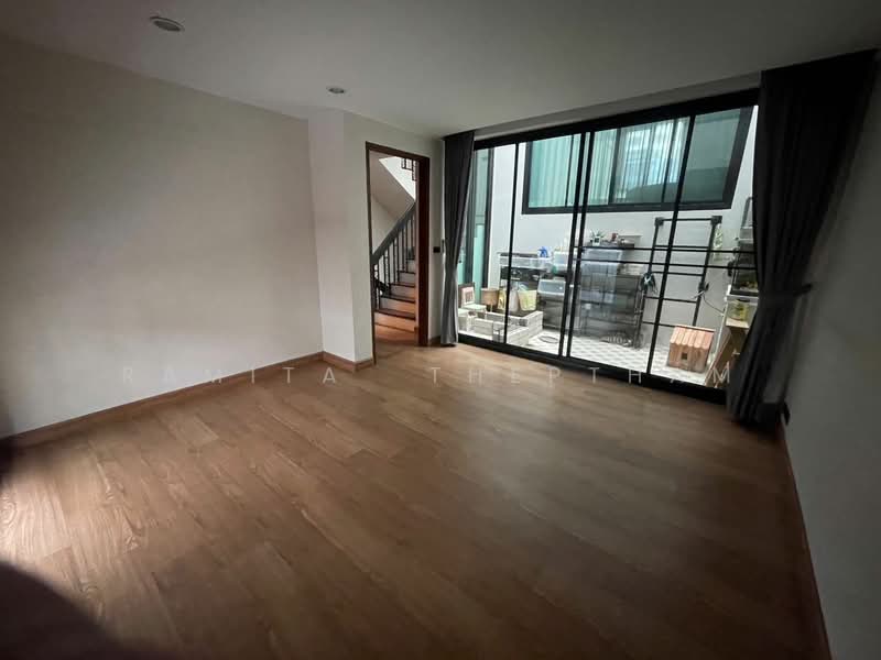 3-BR Townhouse, Bangkok, Silom, Bang Rak, Bangkok, 3 Bedrooms, 200 sqm, Townhouse For Rent, by Ramita  Theptham, 500244808 - DDproperty.com