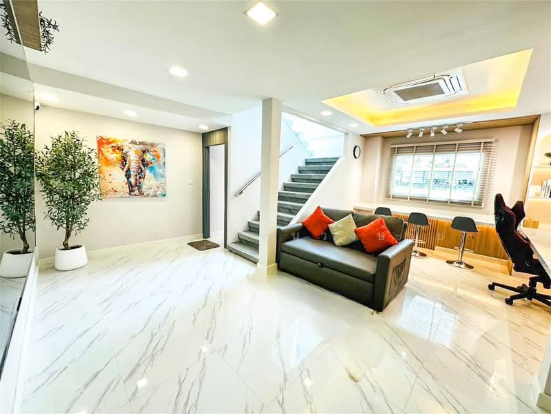 ทำเล MRT สุทธิสาร ซ.รัชดา 18 ให้เช่าทาวน์โฮมหลังใหญ่ หลังมุม ตกแต่งใหม่ สวย ครบครัน พร้อมอยู่ ทำเลดี, Bangkok, รัชดาภิเษก, Samsen Nok, Huai Khwang, Bangkok, 3 Bedrooms, 300 sqm, Townhouse For Rent, by บุษบา รัตนวงษ์ชัย, 500244817 - DDproperty.com