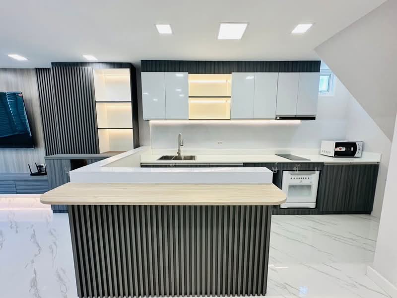 ทำเล MRT สุทธิสาร ซ.รัชดา 18 ให้เช่าทาวน์โฮมหลังใหญ่ หลังมุม ตกแต่งใหม่ สวย ครบครัน พร้อมอยู่ ทำเลดี, Bangkok, รัชดาภิเษก, Samsen Nok, Huai Khwang, Bangkok, 3 Bedrooms, 300 sqm, Townhouse For Rent, by บุษบา รัตนวงษ์ชัย, 500244817 - DDproperty.com