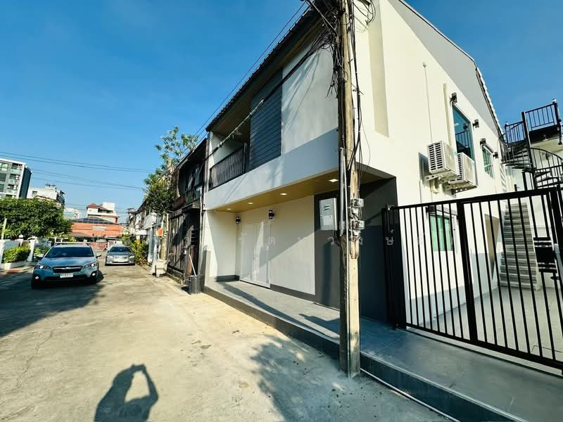 ทำเล MRT สุทธิสาร ซ.รัชดา 18 ให้เช่าทาวน์โฮมหลังใหญ่ หลังมุม ตกแต่งใหม่ สวย ครบครัน พร้อมอยู่ ทำเลดี, Bangkok, รัชดาภิเษก, Samsen Nok, Huai Khwang, Bangkok, 3 Bedrooms, 300 sqm, Townhouse For Rent, by บุษบา รัตนวงษ์ชัย, 500244817 - DDproperty.com