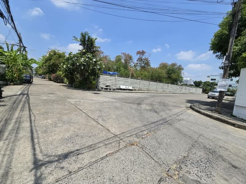 Seri Village 2 Rama 9, Bangkok, Hua Mak, Bang Kapi, Bangkok, 4 Bedrooms, 200 sqm, Single Detached House For Sale, by Thanatsorn Hongmanop, 500245176 - ถนนหน้าบ้านกว้างเข้า-ออก ได้หลายทาง - DDproperty.com