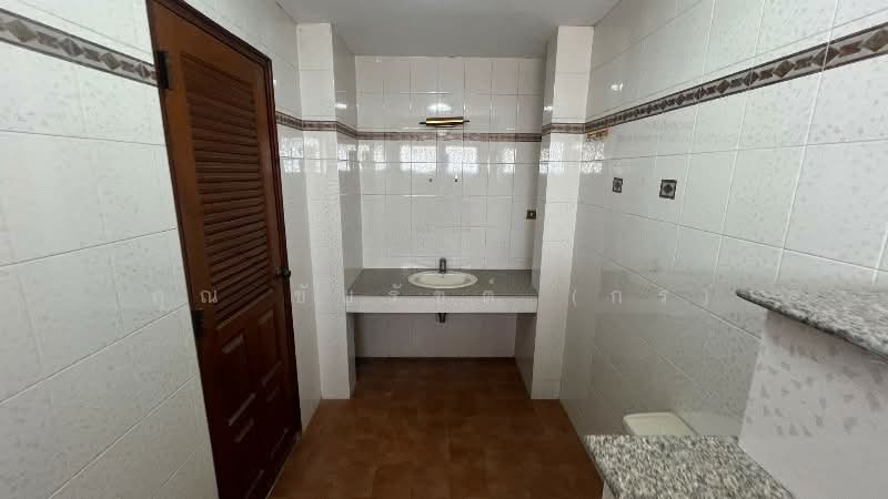 ทาวน์เฮ้าส์ 3 ชั้น ซอยงามวงศ์วาน 47 โครงสร้างดี แปลงริม, Bangkok, งามวงศ์วาน, Thung Song Hong, Lak Si, Bangkok, 3 Bedrooms, 200 sqm, Townhouse For Sale, by คุณ ชัยรัชต์ (กร), 500245212 - DDproperty.com