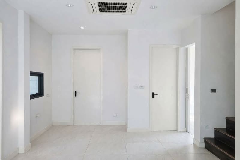 The Sonne Srinakarin-Bangna, Bangkok, Soi Chumchon Mahat Thai 3, Bangna-Trad Road, Dok Mai, Prawet, Bangkok, 4 Bedrooms, 245 sqm, Semi-Detached House (Twin House) For Sale, by Rattanaphon Yungprakhon, 500247061 - DDproperty.com