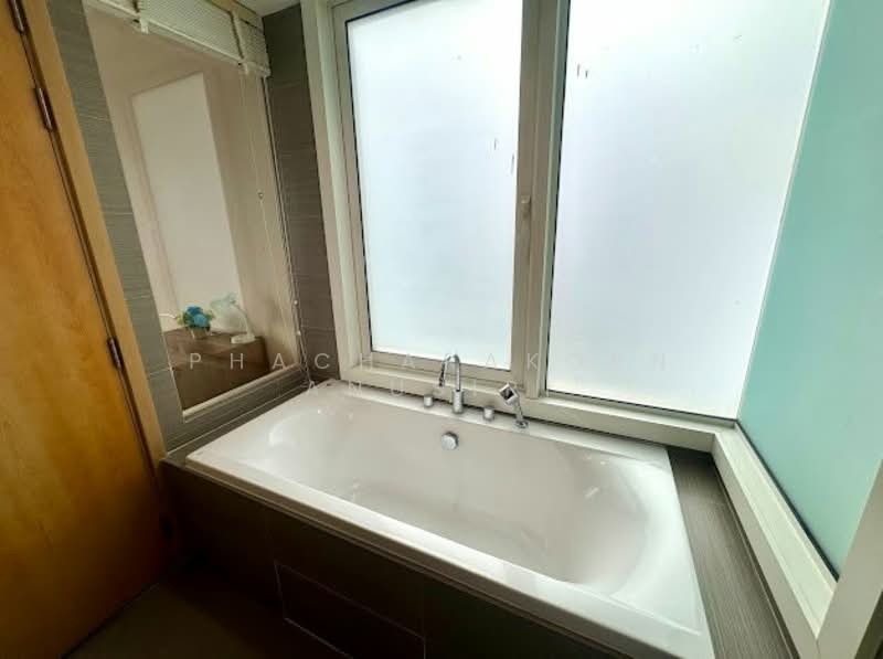 Siri At Sukhumvit, Bangkok, 902 Sukhumvit Road, Phra Kanong, Khlong Toei, Bangkok, 2 Bedrooms, 74 sqm, Condo For Rent, by Phacharakorn Anusiri, 500247468 - DDproperty.com