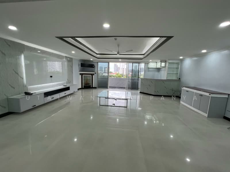 Oriental Towers, Bangkok, 25 Soi Ekkamai 12, Ekkamai Road, Khlong Tan Nua, Watthana, Bangkok, 3 Bedrooms, 350 sqm, Condo For Rent, by Utaiwan Kiatpanya, 500247667 - DDproperty.com