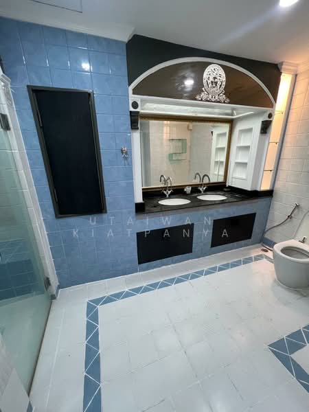 Oriental Towers, Bangkok, 25 Soi Ekkamai 12, Ekkamai Road, Khlong Tan Nua, Watthana, Bangkok, 3 Bedrooms, 350 sqm, Condo For Sale, by Utaiwan Kiatpanya, 500247669 - DDproperty.com