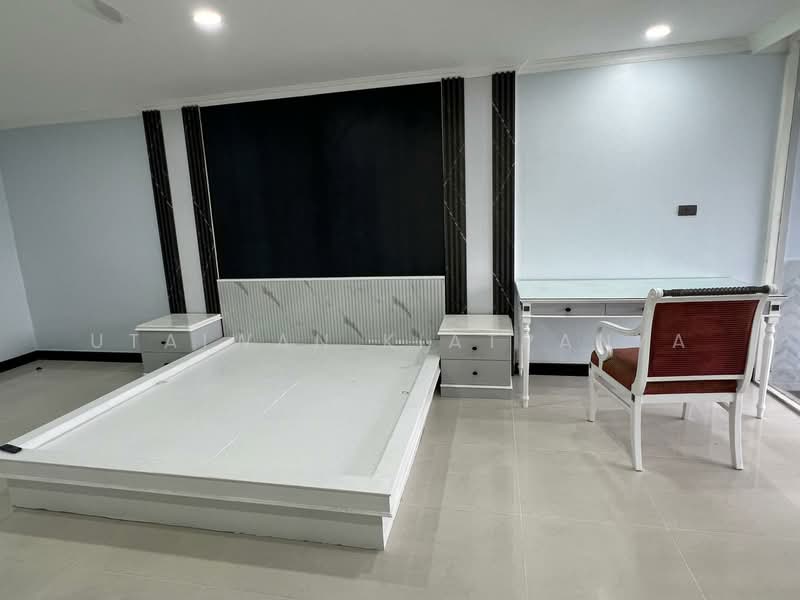 Oriental Towers, Bangkok, 25 Soi Ekkamai 12, Ekkamai Road, Khlong Tan Nua, Watthana, Bangkok, 3 Bedrooms, 350 sqm, Condo For Sale, by Utaiwan Kiatpanya, 500247669 - DDproperty.com