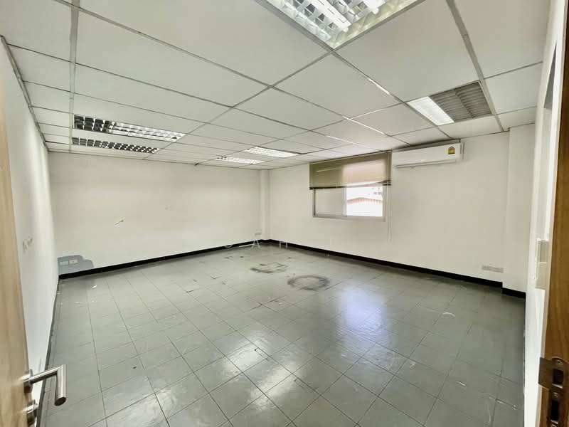 พื้นที่ให้เช่า นาคนิวาส ลาดพร้าว : Space for rent, Nak Niwas, Ladprao., กรุงเทพ, นาคนิวาส, ลาดพร้าว, ลาดพร้าว, กรุงเทพ, 240 ตร.ม., พื้นที่ขายของ ให้เช่า, โดย TOAH T., 500247861 - DDproperty.com