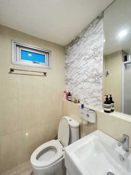 Life Ratchadapisek, Bangkok, 279 Ratchadapisaek Road, Huai Khwang, Huai Khwang, Bangkok, 2 Bedrooms, 56 sqm, Condo For Sale, by Pattaporn Yongsungnone, 500247966 - DDproperty.com