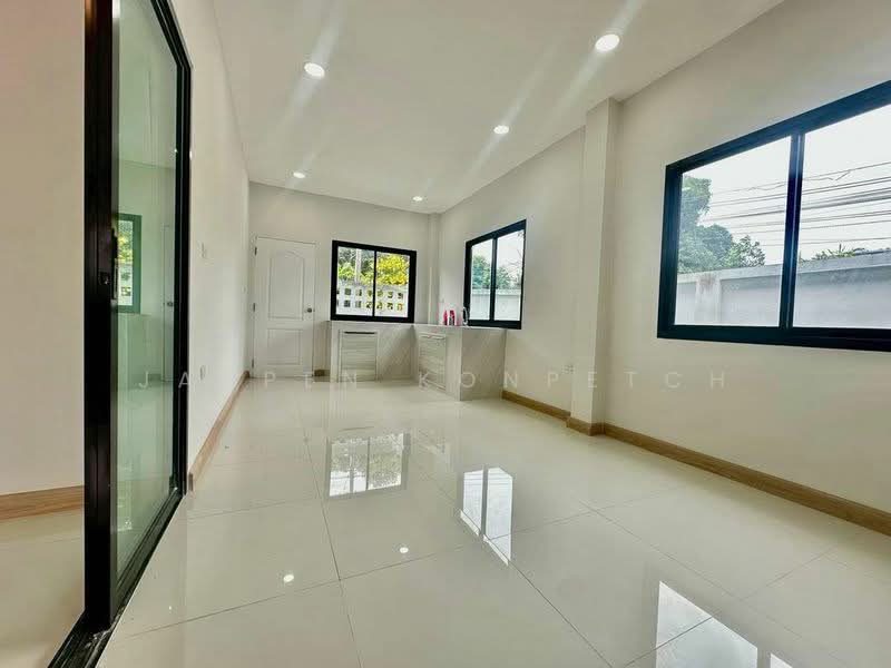 บ้านสร้างใหม่พร้อมอยู่ ซอยวัดจีน, Chon Buri (Pattaya), Surasak, Si Racha, Chon Buri (Pattaya), 3 Bedrooms, 160 sqm, Single Detached House For Sale, by Janpen Konpetch, 500248171 - DDproperty.com