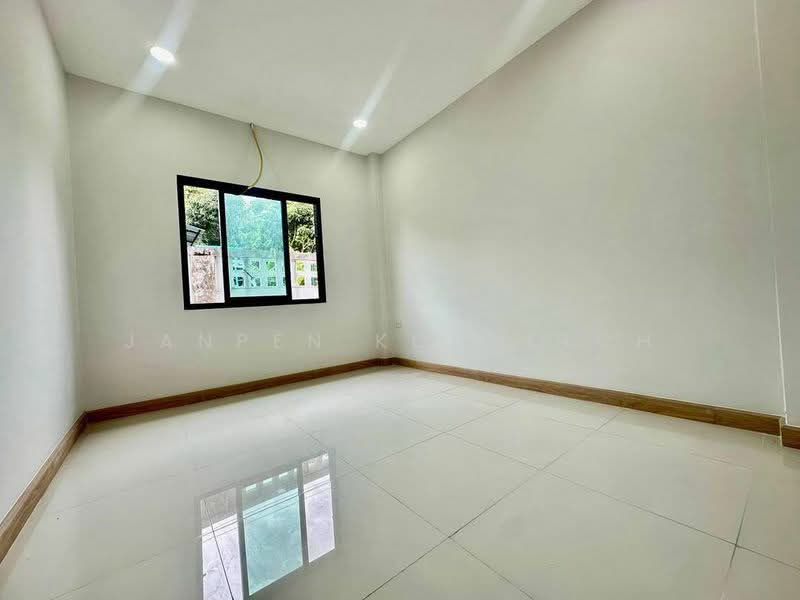 บ้านสร้างใหม่พร้อมอยู่ ซอยวัดจีน, ชลบุรี, สุรศักดิ์, ศรีราชา, ชลบุรี, 160 ตร.ม., บ้านเดี่ยว ขาย, โดย Janpen Konpetch, 500248171 - DDproperty.com