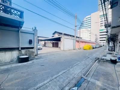 ขาย - ที่ดิน + สิ่งปลูกสร้าง 1 ชั้น 200 ตร.ว. ตรอกโรงเลี้ยงเด็ก ใกล้โรงแรมปรินซ์พาเลซ กรุงเทพ, กรุงเทพ