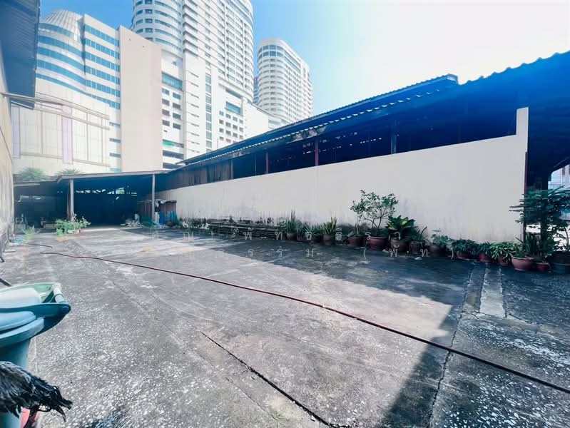 ขาย - ที่ดิน + สิ่งปลูกสร้าง 1 ชั้น 200 ตร.ว. ตรอกโรงเลี้ยงเด็ก ใกล้โรงแรมปรินซ์พาเลซ กรุงเทพ, กรุงเทพ