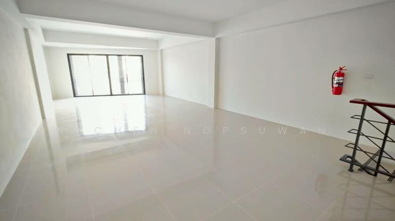 ขาย อาคารพาณิชย์ 3 ชั้น ใจกลางเมืองหาดใหญ่ เนื้อที่ 26.3 ตร.วา เหมาะทำ home Office, คาเฟ่ ขาย 12.9 ล, สงขลา, ราษฎร์ยินดี, หาดใหญ่, สงขลา, 243 ตร.ม., ทาวน์เฮ้าส์ ขาย, โดย Rachen Nopsuwan, 500248462 - DDproperty.com