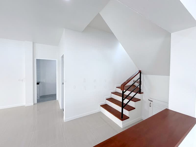 Baan Varapirom Lumlukka-Klong 3, Pathum Thani, Lat Sawai, Lam Luk Ka, Pathum Thani, 3 Bedrooms, 140 sqm, Semi-Detached House (Twin House) For Sale, by ภัทรนัน อิศรางกูร ณ อยุธยา, 500248546 - DDproperty.com