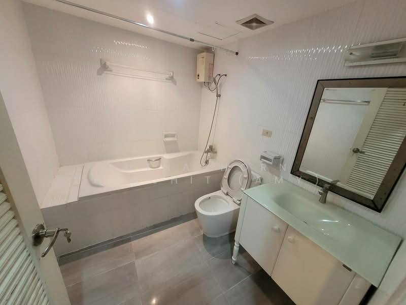 Royal Castle Sukhumvit, Bangkok, 30 Soi Sukhumvit 39, Khlongtoei Nua, Watthana, Bangkok, 3 Bedrooms, 165 sqm, Condo For Rent, by Juthabhorn Uppachit (Amy), 500248574 - DDproperty.com