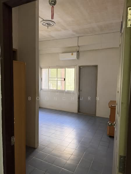 For Rent - Retail Space Sukhumvit Road 200 meters from Thong Lo BTS, Bangkok