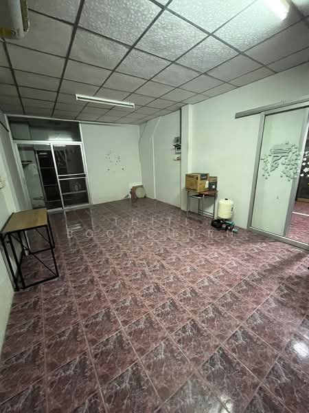 For Rent - Retail Space Sukhumvit Road 200 meters from Thong Lo BTS, Bangkok