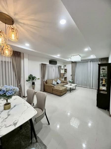 ขายบ้านเดี่ยวหลังใหญ่ หลังมุม ม.ธาดาพาร์คเวย์ล่า ใกล้โรบินสันบ่อวิน, Chon Buri (Pattaya), Bo Win, Si Racha, Chon Buri (Pattaya), 4 Bedrooms, 350 sqm, Single Detached House For Sale, by Dusit Saengfa, 500248770 - DDproperty.com