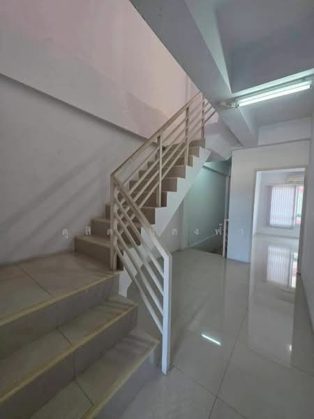 ให้เช่าอาคารพาณิชย์ 3 ชั้นครึ่ง ติดถนนมอเวย์ ศรีราชา, Chon Buri (Pattaya), Surasak, Si Racha, Chon Buri (Pattaya), , 80 sqm, Shophouse For Rent, by Dusit Saengfa, 500248777 - DDproperty.com