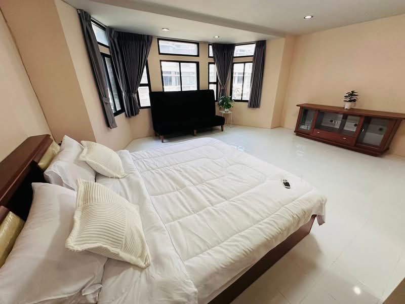 Moo Baan Chicha Castle, Bangkok, Sukhumvit 31, Khlongtoei Nua, Watthana, Bangkok, 4 Bedrooms, 350 sqm, Townhouse For Rent, by Ratana Chatthinawat, 500250369 - DDproperty.com