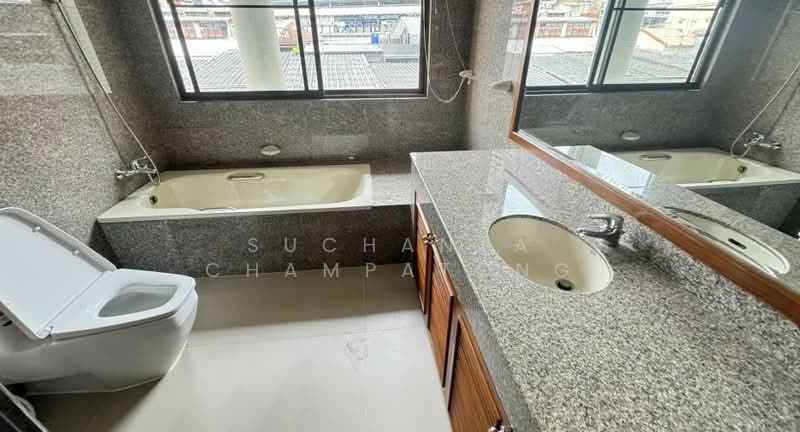 Villa Fourteen, Bangkok, Soi Sukhumvit 14, Khlong Toei, Khlong Toei, Bangkok, 4 Bedrooms, 318 sqm, Apartment For Rent, by Suchanya Champatong, 500250660 - DDproperty.com