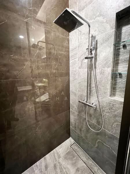 The Esse Sukhumvit 36, Bangkok, Soi Sukhumvit 36, Sukhumvit Road, Phra Kanong, Khlong Toei, Bangkok, 1 Bedroom, 43 sqm, Condo For Sale, by Sarawut Ratchawong, 500250758 - DDproperty.com