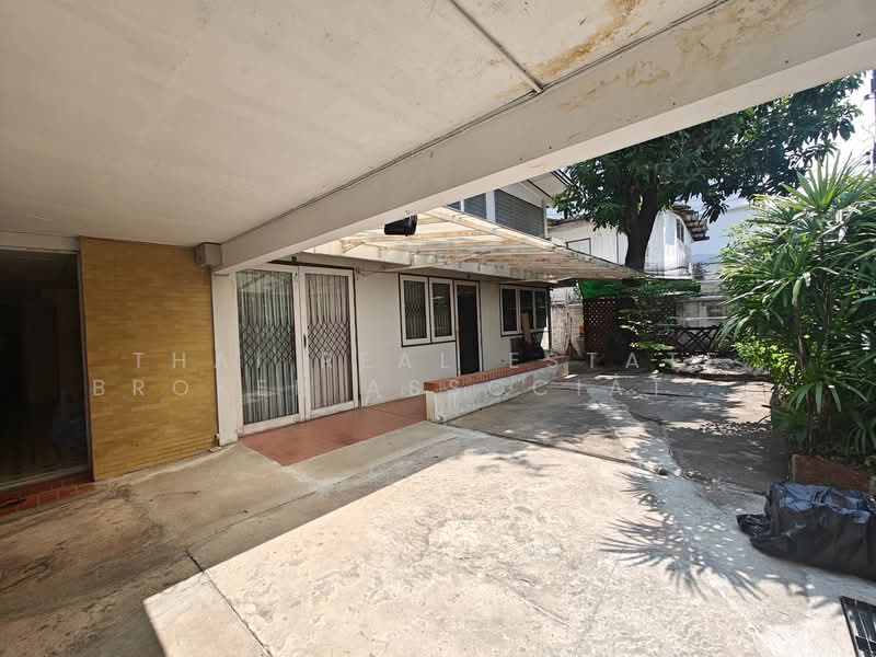 House for rent - Sathorn, Bangkok, Thung Maha Mek, Sathon, Bangkok, 4 Bedrooms, 300 sqm, Single Detached House For Rent, by Thai Real Estate Broker Association (TREBA), 500251102 - DDproperty.com