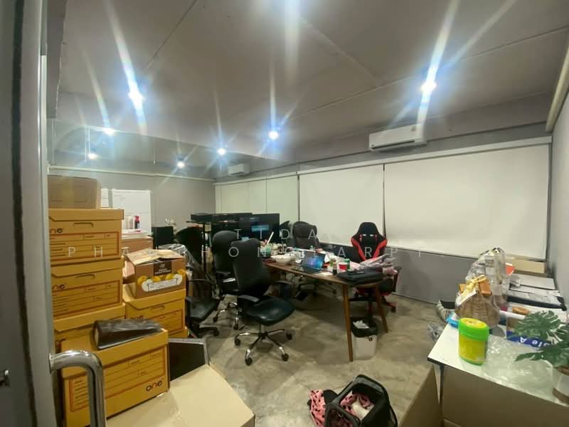 ให้เช่า อาคาร สำนักงาน โครงการ RCA 2 ห้อง 4 ชั้นและชั้นลอย มีบรรไดเลื่อน มีที่จอดรถ พร้อมเข้าอยู่, กรุงเทพ, บางกะปิ, ห้วยขวาง, กรุงเทพ, 430 ตร.ม., สำนักงาน ให้เช่า, โดย Tida phanthonglarptawee, 500252268 - DDproperty.com