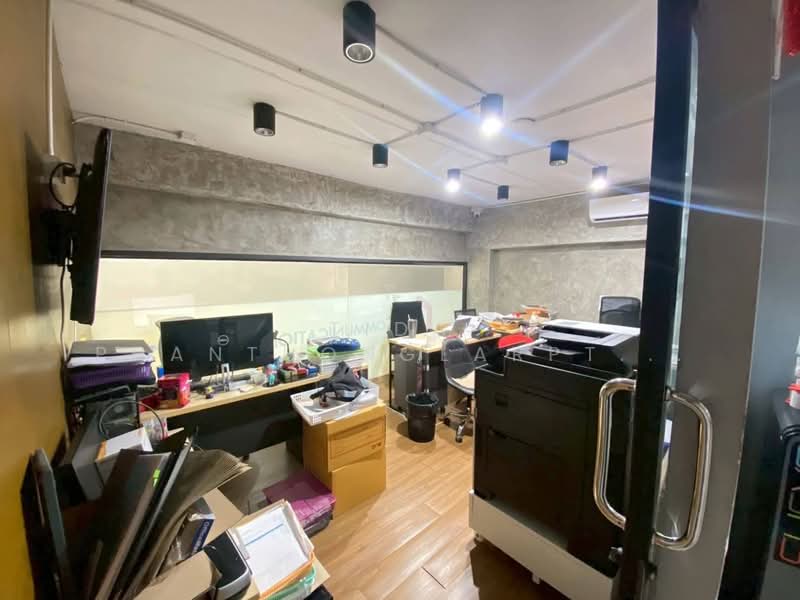 Rental, office building, RCA project, 2 rooms, 4 floors and a floating floor with escalators, Bangkok, Bang Kapi, Huai Khwang, Bangkok, , 430 sqm, Office Space For Rent, by Tida phanthonglarptawee, 500252268 - DDproperty.com