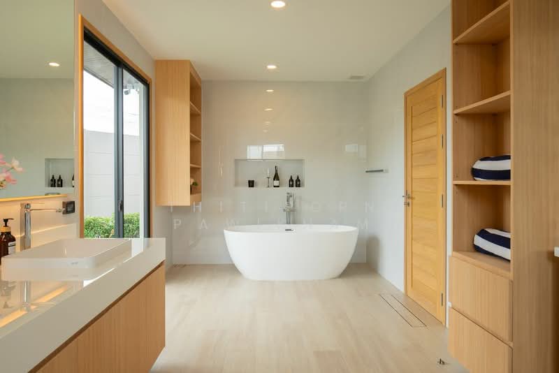 undefined, Chon Buri (Pattaya), Poong, Bang Lamung (Pattaya), Chon Buri (Pattaya), 5 Bedrooms, 530 sqm, Villa For Rent, by Thitiporn Pawikham, 500252993 - DDproperty.com