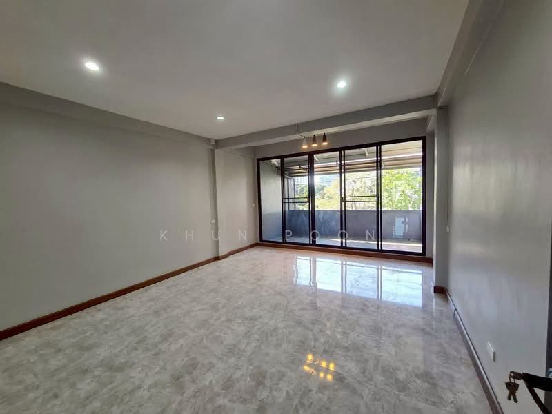 For Rent: 3-Storey Townhome with 6 Multipurpose Rooms – Near Bang Chak BTS Station 600 meters (SPSSR, Bangkok, สุขุมวิท, Bang Chak, Phra Khanong, Bangkok, 6 Bedrooms, 310 sqm, Townhouse For Rent, by Khun Poon, 500253262 - DDproperty.com