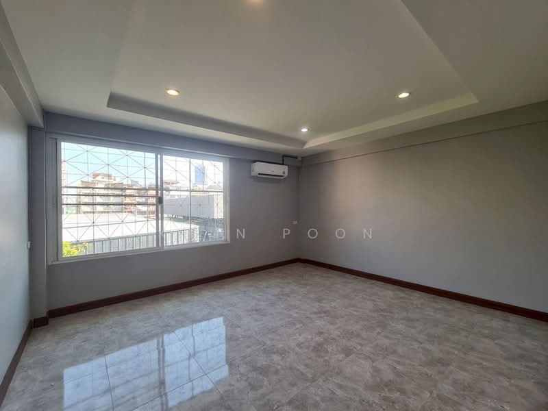 For Rent: 3-Storey Townhome with 6 Multipurpose Rooms – Near Bang Chak BTS Station 600 meters (SPSSR, Bangkok, สุขุมวิท, Bang Chak, Phra Khanong, Bangkok, 6 Bedrooms, 310 sqm, Townhouse For Rent, by Khun Poon, 500253262 - DDproperty.com