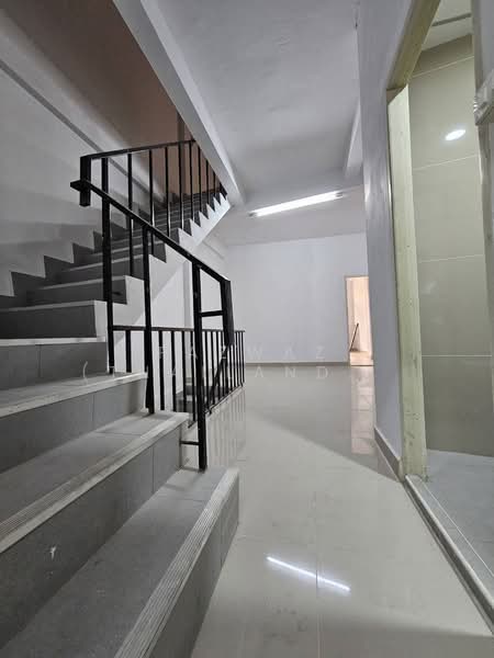 อาคารพาณิชย์ 5 ชั้น รีโนเวทใหม่ ใกล้สาทร–สีลม ทำเลธุรกิจ, กรุงเทพ, บางโคล่, บางคอแหลม, กรุงเทพ, 249 ตร.ม., ทาวน์เฮ้าส์ ให้เช่า, โดย Fazwaz (Thailand) Co., Ltd., 500253648 - DDproperty.com