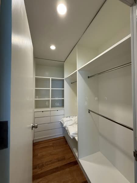 House in compound Ekamai 22, Bangkok, เอกมัย 22, Khlong Tan Nua, Watthana, Bangkok, 4 Bedrooms, 250 sqm, Semi-Detached House (Twin House) For Rent, by ปรินทร์ญาดา ชิณโชติ, 500253704 - DDproperty.com