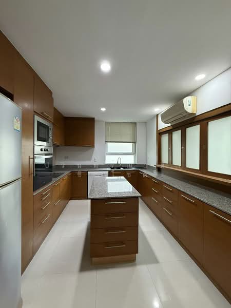 House in compound Ekamai 22, Bangkok, เอกมัย 22, Khlong Tan Nua, Watthana, Bangkok, 4 Bedrooms, 250 sqm, Semi-Detached House (Twin House) For Rent, by ปรินทร์ญาดา ชิณโชติ, 500253704 - DDproperty.com