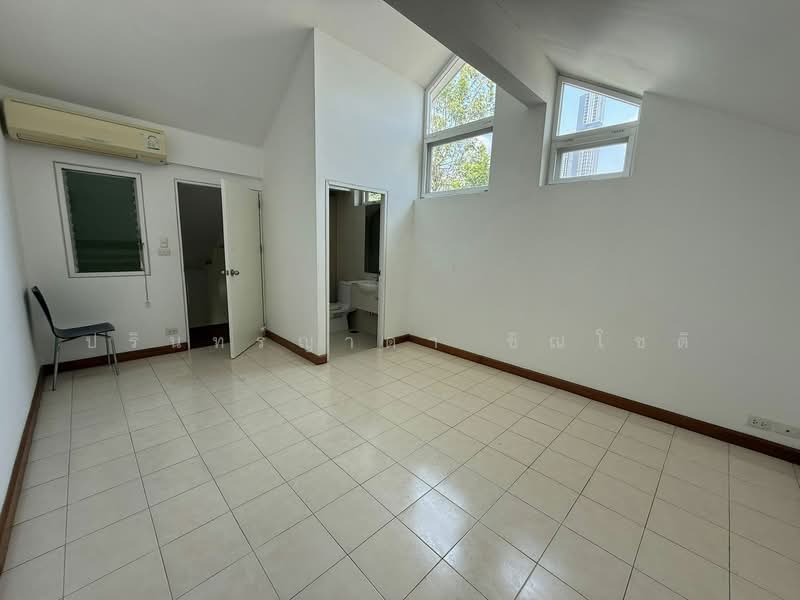 House in compound Ekamai 22, Bangkok, เอกมัย 22, Khlong Tan Nua, Watthana, Bangkok, 4 Bedrooms, 250 sqm, Semi-Detached House (Twin House) For Rent, by ปรินทร์ญาดา ชิณโชติ, 500253704 - DDproperty.com