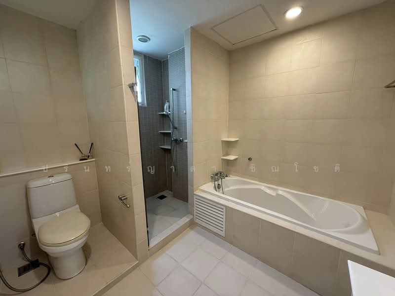 House in compound Ekamai 22, Bangkok, เอกมัย 22, Khlong Tan Nua, Watthana, Bangkok, 4 Bedrooms, 250 sqm, Semi-Detached House (Twin House) For Rent, by ปรินทร์ญาดา ชิณโชติ, 500253704 - DDproperty.com