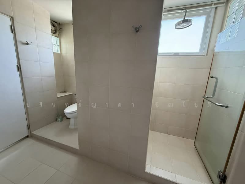 House in compound Ekamai 22, Bangkok, เอกมัย 22, Khlong Tan Nua, Watthana, Bangkok, 4 Bedrooms, 250 sqm, Semi-Detached House (Twin House) For Rent, by ปรินทร์ญาดา ชิณโชติ, 500253704 - DDproperty.com