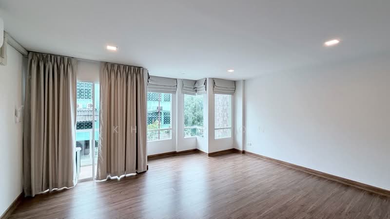 For Rent: 3-story twin house in On Nut – Srinakarin Area, Near Si Srinagarindra 38 MRT Station (SPSS, Bangkok, ศรีนครินทร์ 38, Nong Bon, Prawet, Bangkok, 4 Bedrooms, 285 sqm, Semi-Detached House (Twin House) For Rent, by Khun Poon, 500254534 - DDproperty.com