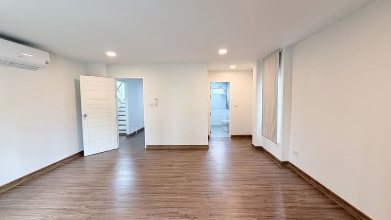 For Rent: 3-story twin house in On Nut – Srinakarin Area, Near Si Srinagarindra 38 MRT Station (SPSS, Bangkok, ศรีนครินทร์ 38, Nong Bon, Prawet, Bangkok, 4 Bedrooms, 285 sqm, Semi-Detached House (Twin House) For Rent, by Khun Poon, 500254534 - DDproperty.com