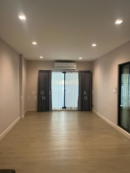 Venue ID Motorway Rama 9, Bangkok, Phatthana Chonburi Road 4, Khlong Song Ton Nun, Lat Krabang, Bangkok, 6 Bedrooms, 365 sqm, Single Detached House For Sale, by Poomphat Tienthongsakul, 500255286 - DDproperty.com